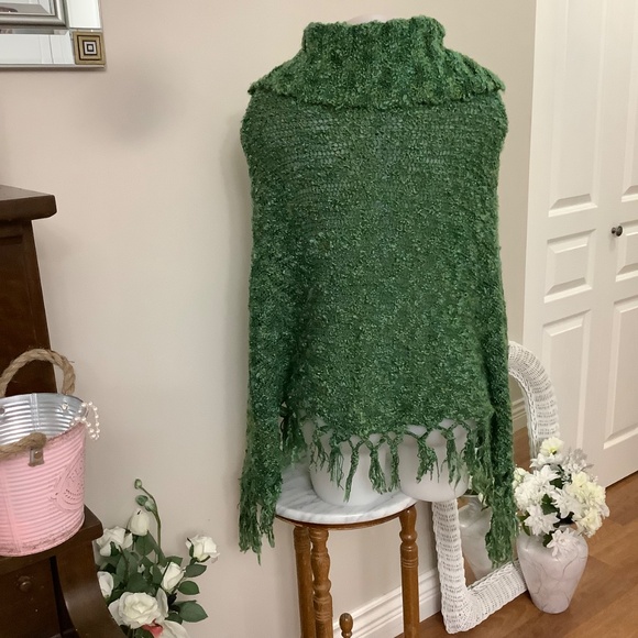 Gorgeoys Bouclé Green Cape fits med to large - Picture 6 of 11